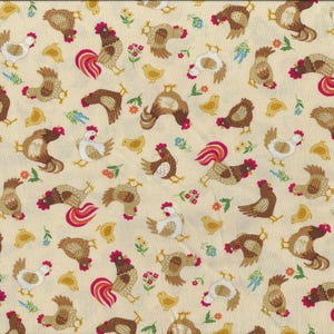 Könnte beinhalten: Ein cremefarbener Stoff mit einem sich wiederholenden Muster aus braunen Hähnen und Hühnern. Die Hähne haben rote Kämme und Kehllappen, und die Hühner haben gelbe Schnäbel. Außerdem sind kleine gelbe Küken und grüne Blätter über das gesamte Muster verteilt.