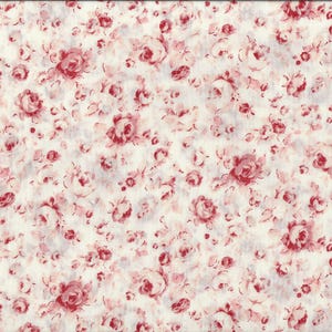 Puede incluir: Tela blanca con un patrón repetido de rosas rojas y pequeños detalles florales. Una regla amarilla con marcas negras es visible en el borde derecho, midiendo hasta 50 cm.