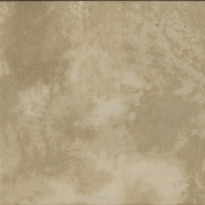 Op de afbeelding: Een close-up van een beige stof met een gevlekt, wolkig patroon. De stof heeft een subtiele textuur en een licht, luchtig gevoel.