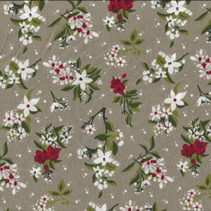 Op de afbeelding: Bloemenstof met een herhalend patroon van witte en rode bloemen met groene bladeren op een beige achtergrond. De stof heeft een gespikkelde uitstraling en een gele liniaal is zichtbaar.