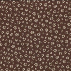 Estampa de patas em patchwork bege sobre fundo marrom