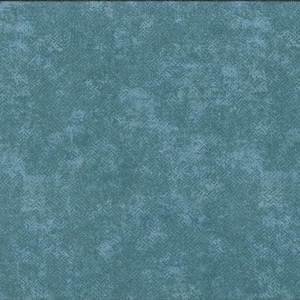 Pode incluir: Um close-up de um tecido azul-petróleo com um padrão sutil de espinha de peixe. O tecido tem uma superfície ligeiramente texturizada e um visual desbotado e vintage.