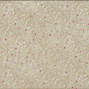 Op de afbeelding: Stof met een herhalend patroon van beige, gouden en roze spiralen. De spiralen variëren in grootte en zijn dicht op elkaar gepakt. Een gele liniaal is zichtbaar langs de rechterrand, als maatreferentie. De stof heeft een lichte achtergrond.