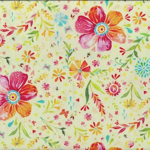 Puede incluir: Tela floral con fondo crema, con grandes flores rosas y naranjas, flores amarillas y rojas más pequeñas y hojas verdes. Mariposas y abejas están dispersas por todo el diseño. Una regla amarilla es visible, midiendo hasta 50 cm.