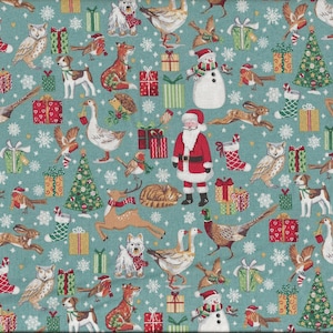 Può includere: Un tessuto color verde acqua con un motivo natalizio ripetuto di Babbo Natale, pupazzi di neve, renne, gufi, cani, oche e regali. Un metro a nastro giallo sul lato sinistro mostra una lunghezza di 50 cm lungo il bordo del tessuto.