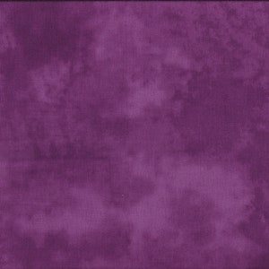 Può includere: Un tessuto viola intenso, con una superficie strutturata e un motivo nuvoloso. Un righello giallo è posto sul bordo destro, con misure fino a 50 cm.