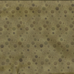 Può includere: Un tessuto marrone con un motivo ripetitivo di cerchi e anelli marroni scuri. Il tessuto ha una texture a righe sottile.