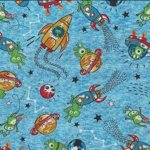 Könnte beinhalten: Ein blauer Stoff mit einem sich wiederholenden Muster aus grünen Außerirdischen, Raketen, Planeten und Sternen. Der Stoff ist perfekt für Bastelprojekte wie Quilts, Kissen und Taschen.