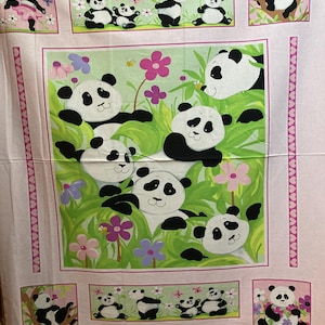 Peut inclure: Panneau de tissu rose clair avec des pandas noirs et blancs souriants, entourés de feuillage vert et de fleurs roses et violettes. Bordure à motifs de cœurs roses. Idéal pour les projets créatifs et la décoration.