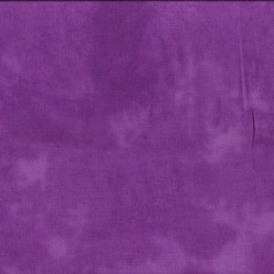 Op de afbeelding: Een effen paarse stof met een subtiele, ongelijke textuur. De stof heeft een lichte glans en een zacht, soepel gevoel.