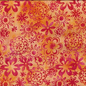 Può includere: Tessuto arancione con un motivo ripetitivo di fiori stilizzati rosa e rossi. Il tessuto ha un aspetto batik.