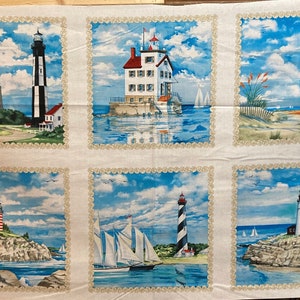 Può includere: Un pannello di tessuto con sei diverse immagini di fari. Ogni immagine è incorniciata da un bordo decorativo. I fari sono dipinti in stile acquerello con cielo blu e nuvole bianche.