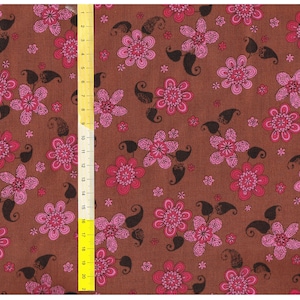 Könnte beinhalten: Brauner Stoff mit einem rosa-schwarzen Blumenmuster. Der Stoff ist strukturiert und hat einen dezenten Glanz.