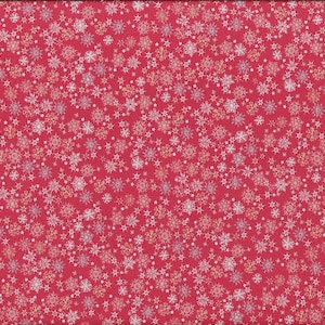Pode incluir: Um tecido vermelho com um padrão denso de flocos de neve brancos e dourados claros de vários tamanhos. Uma fita métrica amarela está posicionada verticalmente ao longo da borda direita, mostrando um comprimento de cerca de 50 cm.