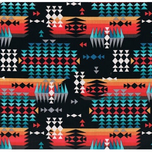 Könnte beinhalten: Schwarzer Stoff mit einem geometrischen Muster in Rot, Türkis, Weiß und Orange. Das Design umfasst Dreiecke, Rauten und horizontale Streifen. Ein gelbes Lineal ist vertikal platziert und zeigt Messungen in Zentimetern an.