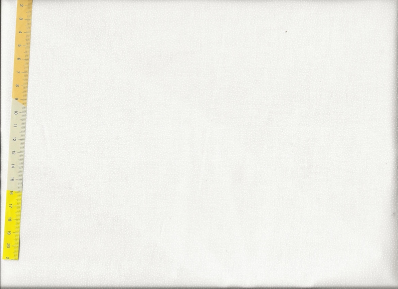 Pu&ograve; includere: Tessuto bianco con superficie strutturata, mostrato con un righello giallo sul bordo sinistro. Il righello misura fino a 50 cm. Il tessuto sembra essere di colore uniforme, con sottili variazioni di tono.