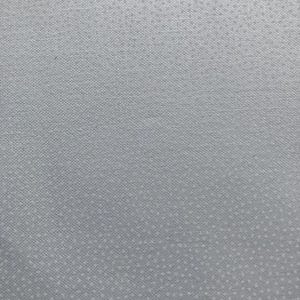 Pu&ograve; includere: Primo piano di un tessuto grigio chiaro con un motivo sottile e strutturato. Il tessuto ha un aspetto tessuto con piccoli punti distanziati uniformemente, creando una texture delicata e raffinata. Il tono generale &egrave; un grigio morbido e neutro.