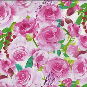 Op de afbeelding: Een witte stof met een roze aquarel bloemenpatroon. De stof heeft roze rozen met groene bladeren en stengels.