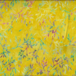Könnte beinhalten: Gelber Stoff mit einem sich wiederholenden Muster aus grünen, blauen und rosa Blättern. Der Stoff hat einen dezenten Aquarelleffekt.