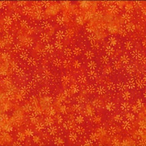 Könnte beinhalten: Leuchtend orangefarbener Stoff mit einem sich wiederholenden Blumenmuster. Der Stoff hat ein Batik-Muster mit kleinen, gänseblümchenartigen Blumen in Orange- und Gelbtönen. Ein gelbes Lineal ist sichtbar, das die Maße in Zentimetern anzeigt.