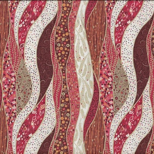 Könnte beinhalten: Stoff mit einem sich wiederholenden Muster aus vertikalen, wellenförmigen Streifen in Rot-, Braun- und Weißtönen. Die Streifen sind mit verschiedenen geometrischen und organischen Designs gefüllt, darunter Punkte, Wirbel und blattartige Formen. Ein gelbes Lineal ist sichtbar.