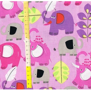 Op de afbeelding: Roze stof met een herhalend patroon van olifanten en bladeren. De olifanten zijn in verschillende tinten roze, paars en grijs. De bladeren zijn groen en paars.
