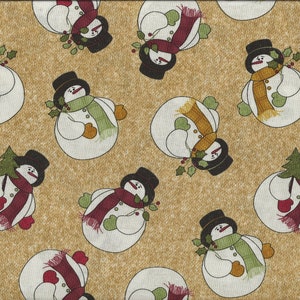 Peut inclure: Un tissu beige avec un motif répété de bonhommes de neige. Les bonhommes de neige portent des écharpes et des chapeaux de différentes couleurs. Certains bonhommes de neige tiennent un petit arbre.