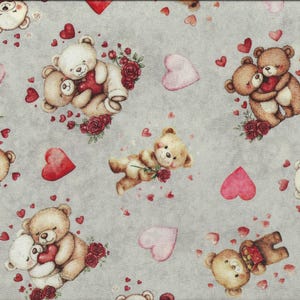 Könnte beinhalten: Ein Stoff mit einem sich wiederholenden Muster aus Teddybären, Herzen und Rosen auf grauem Hintergrund. Die Bären sind in verschiedenen Posen, einige halten Herzen oder Rosen. Die Herzen sind rot und rosa, und die Rosen sind rot.