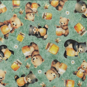 Op de afbeelding: Stof met een herhalend patroon van teddyberen, honingpotten, bijen en madeliefjes op een groene achtergrond. De beren zijn bruin en zwart, met potten honing. De bijen zijn geel en zwart.