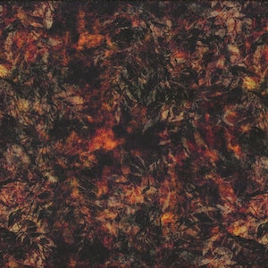 Peut inclure: Tissu texturé avec un motif sombre aux tons marron, orange et noir. Le motif suggère un agencement dense de feuilles ou de formes organiques, créant une surface visuellement riche et complexe.