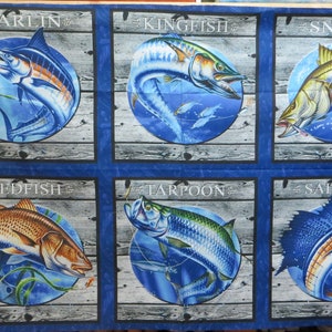 Könnte beinhalten: Ein blaues Stoffpanel mit einem weißen Holzmaserungshintergrund, auf dem neun verschiedene Fischarten abgebildet sind. Jeder Fisch ist in einem Kreis dargestellt, über dem sein Name steht. Zu den Fischen gehören Marlin, Kingfish, Snook, Redfish, Tarpon, Sailfish und andere.