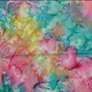 Może przedstawiać: Abstrakcyjny materiał tie-dye z kolorowym wzorem w odcieniach różowego, żółtego, niebieskiego i zielonego. Materiał ma miękką, przepływającą fakturę.