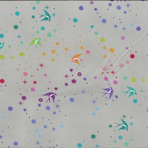 Pode incluir: Tecido cinza com um padrão repetido de andorinhas e estrelas coloridas. As andorinhas são em tons de verde-azulado, laranja, roxo e verde. As estrelas são em várias cores, incluindo vermelho, roxo e amarelo. Uma régua é visível na borda direita.