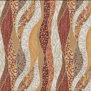 Op de afbeelding: Stof met een herhalend patroon van verticale, golvende strepen in bruin, beige en wit. De strepen bevatten verschillende geometrische en organische ontwerpen, waaronder vierkanten, stippen en krullen. Een gele liniaal is rechts zichtbaar.