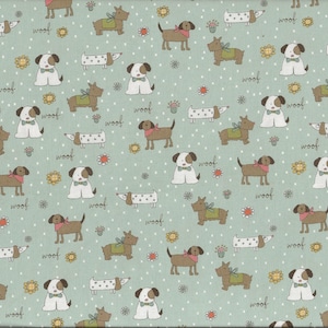 Könnte beinhalten: Stoff mit einem sich wiederholenden Muster von Cartoon-Hunden in verschiedenen Posen, die Fliegen, Bandanas und Westen tragen. Die Hunde sind braun, weiß und gefleckt, mit dem Wort "woof" verstreut. Der Hintergrund ist helltürkis mit weißen Punkten und kleinen Blumen.