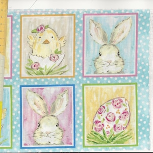 Op de afbeelding: Een blauwe en witte stof met een herhalend patroon van pastelkleurige vierkanten. Elk vierkant heeft een ander afbeelding met een paasthema, waaronder een kuiken in een eierschaal, een konijn en een bloemeneitje.