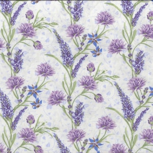 Puede incluir: Una tela blanca con un patrón repetido de flores de lavanda moradas, flores azules y hojas verdes.