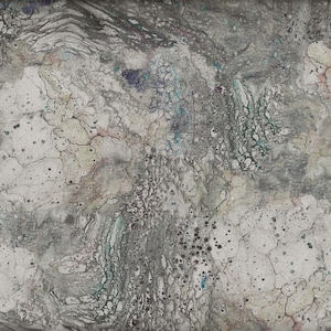 Op de afbeelding: Abstract schilderij met een grijs, wit en groen kleurenschema. Het schilderij heeft een getextureerd oppervlak met verschillende vormen en patronen.