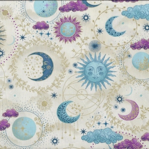 Może przedstawiać: Biała tkanina z powtarzającym się wzorem niebieskich i złotych ciał niebieskich, w tym księżyców, gwiazd i słońc. Słońca mają twarze i są otoczone złotą aureolą. Księżyce są w kształcie półksiężyca i mają twarz. Gwiazdy są pięcioramienne i złote. Tło jest jasnokremowe.