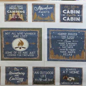 Może przedstawiać: Białe tło z niebieskimi i brązowymi znakami z różnymi cytatami na temat campingu i jeziora. Znaki mają rustykalny, vintage wygląd. Niektóre z cytatów to: "To jest nasze szczęśliwe miejsce", "Słoneczne dni i jezioro to wszystko, czego potrzebuję", "Życie jest lepsze, gdy obozujemy", "Nie wszyscy, którzy błądzą, są zagubieni", "Przygoda czeka", "To, co dzieje się w chatce, zostaje w chatce", "Życie jest super", "Życie marzeniem nad jeziorem", "Zasady obozowania", "Kiedy życie daje ci góry, załóż buty i zacznij wędrować", "Wynajem łodzi nad jeziorem", "Gotowy na przygodę", "Góry wzywają", "Życie na świeżym powietrzu to życie dobrze przeżyte", "Zawsze w domu", "Jeśli to wiąże się z ogniskiem, licz mnie", "Mój hotel ma więcej niż 5 gwiazdek".