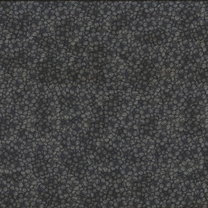 Peut inclure: Un tissu gris foncé avec un motif répétitif de petites fleurs noires. Le tissu est texturé et a un léger brillant.