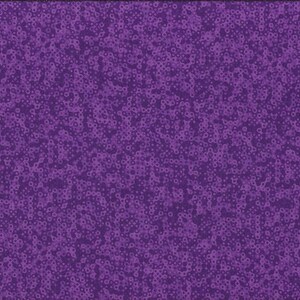 Può includere: Un pezzo di tessuto viola con un motivo ripetuto di piccoli cerchi viola chiaro. Un righello giallo con segni neri è posto lungo il bordo destro, che mostra le misure in centimetri. Il tessuto ha un aspetto strutturato.