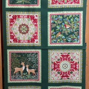Può includere: Un tessuto verde con un motivo ripetuto di quadrati rossi e verdi. Ogni quadrato presenta un diverso design a tema natalizio, tra cui un albero di Natale, renne, uccelli e fiocchi di neve.