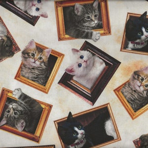 Puede incluir: Un fondo blanco con un patrón repetitivo de gatos en marcos dorados. Los gatos están en varias poses y colores, incluyendo negro, blanco, gris y atigrado.
