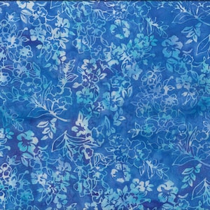 Pode incluir: Tecido azul com um padrão floral branco. O tecido tem um design de estilo batik com um esquema de cores azul claro e branco.