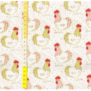 Könnte beinhalten: Weißer Stoff mit einem sich wiederholenden Muster von Cartoon-Hähnen. Die Hähne haben rote Kämme und Kehllappen, rosa und goldene Akzente und sind vor einem Hintergrund aus kleinen goldenen Punkten platziert. Ein gelbes Lineal ist vertikal auf dem Stoff platziert.