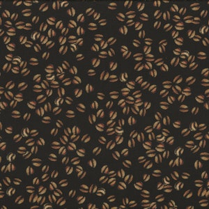 Peut inclure: Tissu noir avec un motif répété de grains de café bruns. Le tissu est texturé et a un léger brillant.