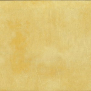 Op de afbeelding: Een close-up van een gele stof met een subtiele textuur. De stof heeft een licht vervaagde uitstraling, waardoor het een vintage gevoel geeft.