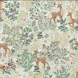 Peut inclure: Tissu blanc avec un motif répété de feuillage doré et vert, de baies rouges et de cerfs bruns avec des bois dorés. Le fond est de couleur crème clair.