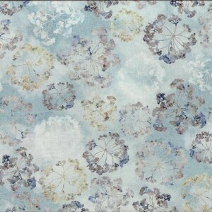 Op de afbeelding: Een blauwe stof met een herhalend patroon van witte, grijze en gele bloemenontwerpen. De stof heeft een zachte, aquarelachtige uitstraling.